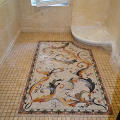 Ванная комната облицованная мраморной мозаикой