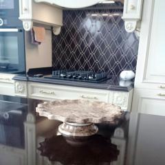 Кухонная столешница с мозаикой на рабочей стене